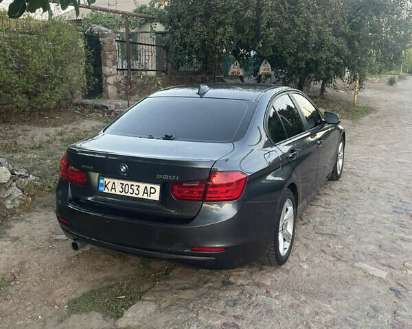 БМВ 3 Серия 2013 в Первомайск на Automoto.ua Серый БМВ 3 Серия, объемом двигателя 2 л и пробегом 131 тыс. км за 13400 $, фото 2 на Automoto.ua