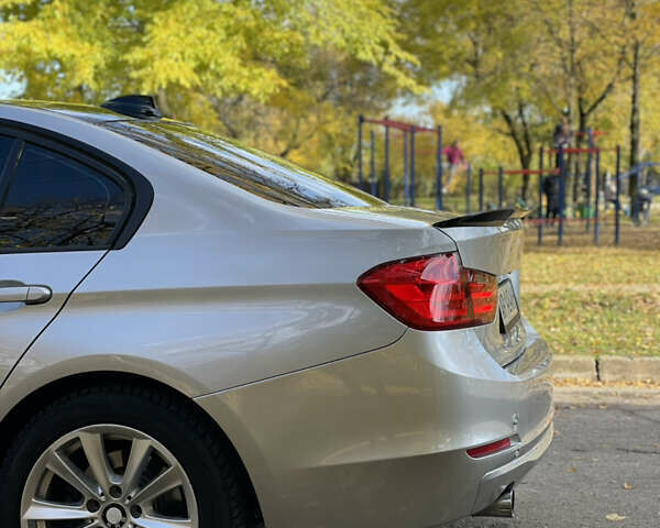 БМВ 3 Серия 2015 в Запорожье на Automoto.ua Серый БМВ 3 Серия, объемом двигателя 2 л и пробегом 165 тыс. км за 12800 $, фото 15 на Automoto.ua