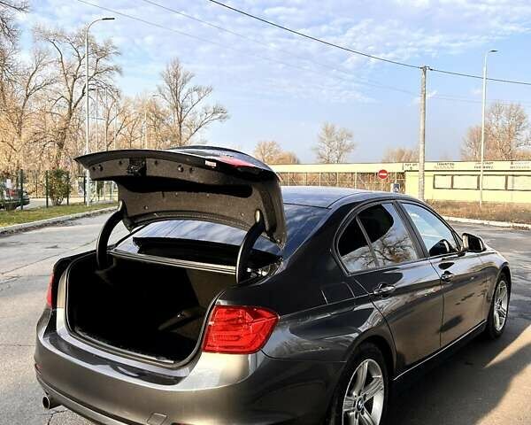 Серый БМВ 3 Серия, объемом двигателя 2 л и пробегом 145 тыс. км за 12800 $, фото 9 на Automoto.ua