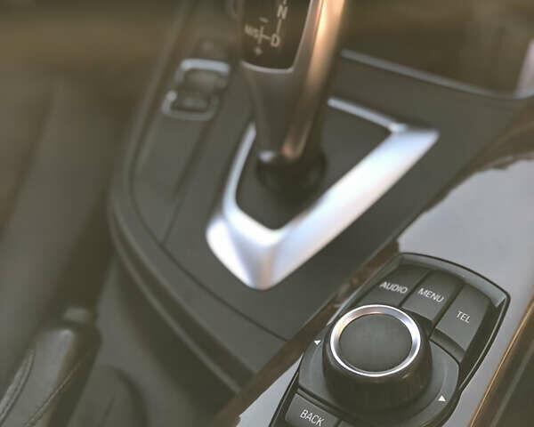 Серый БМВ 3 Серия, объемом двигателя 2 л и пробегом 123 тыс. км за 15000 $, фото 43 на Automoto.ua