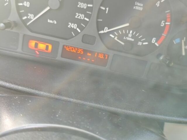 Серый БМВ 3 Серия, объемом двигателя 2 л и пробегом 42 тыс. км за 3900 $, фото 7 на Automoto.ua