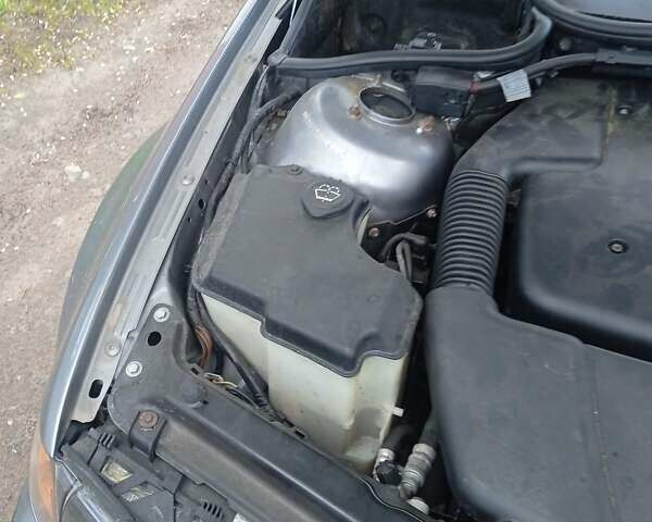 Серый БМВ 3 Серия, объемом двигателя 2 л и пробегом 300 тыс. км за 5000 $, фото 2 на Automoto.ua