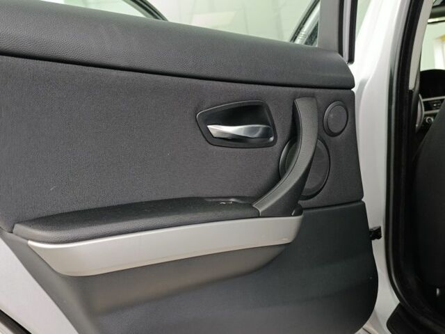 Серый БМВ 3 Серия, объемом двигателя 2 л и пробегом 230 тыс. км за 7500 $, фото 9 на Automoto.ua