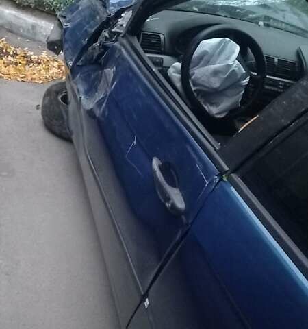 Синій БМВ 3 Серія, об'ємом двигуна 1.8 л та пробігом 240 тис. км за 500 $, фото 1 на Automoto.ua