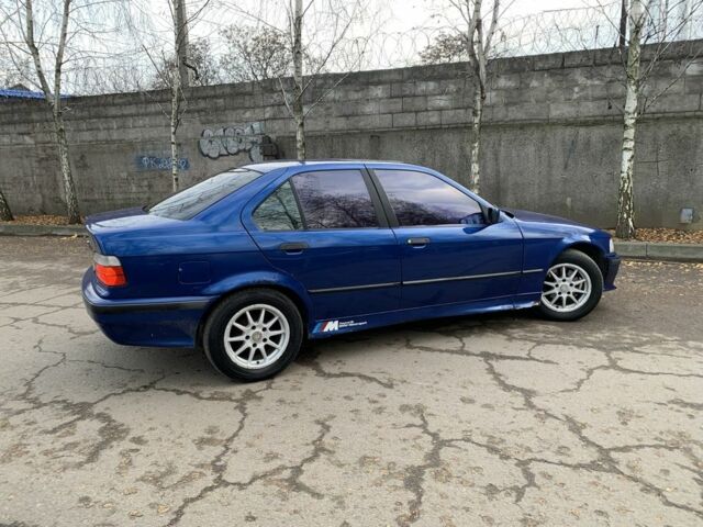 Синий БМВ 3 Серия, объемом двигателя 1.8 л и пробегом 550 тыс. км за 1950 $, фото 3 на Automoto.ua