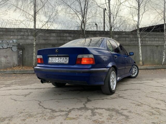 Синий БМВ 3 Серия, объемом двигателя 1.8 л и пробегом 550 тыс. км за 1950 $, фото 5 на Automoto.ua
