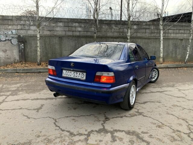 Синий БМВ 3 Серия, объемом двигателя 1.8 л и пробегом 550 тыс. км за 1950 $, фото 4 на Automoto.ua