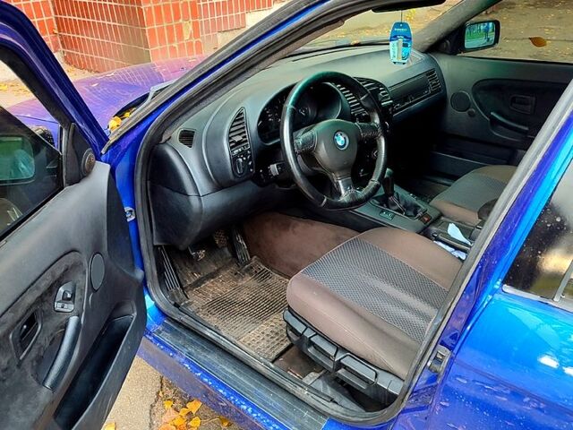 Синий БМВ 3 Серия, объемом двигателя 2 л и пробегом 334 тыс. км за 3700 $, фото 4 на Automoto.ua