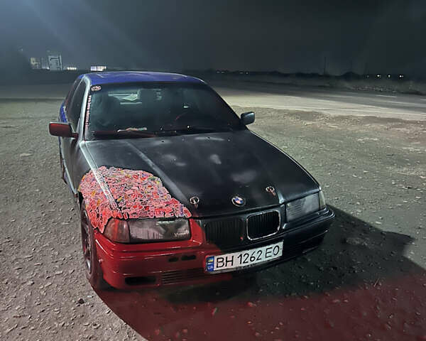 Синій БМВ 3 Серія, об'ємом двигуна 1.8 л та пробігом 300 тис. км за 1300 $, фото 1 на Automoto.ua