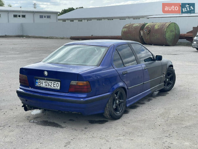 Синій БМВ 3 Серія, об'ємом двигуна 1.8 л та пробігом 300 тис. км за 1300 $, фото 3 на Automoto.ua