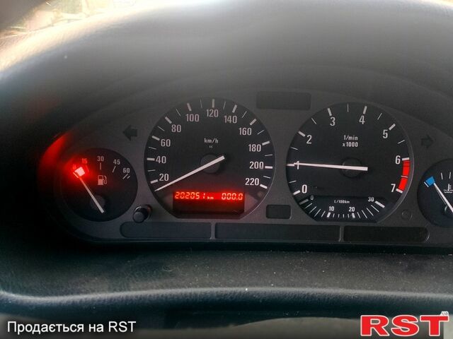 Синий БМВ 3 Серия, объемом двигателя 1.8 л и пробегом 202 тыс. км за 2500 $, фото 5 на Automoto.ua