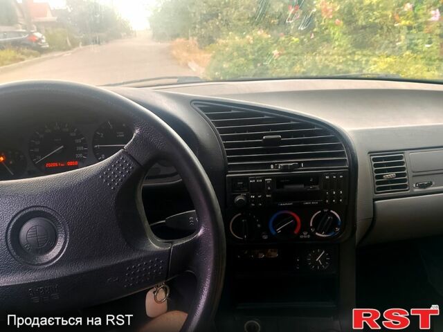 Синий БМВ 3 Серия, объемом двигателя 1.8 л и пробегом 202 тыс. км за 2500 $, фото 4 на Automoto.ua