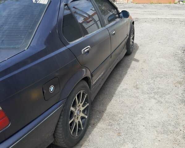 Синій БМВ 3 Серія, об'ємом двигуна 1.8 л та пробігом 357 тис. км за 3300 $, фото 4 на Automoto.ua