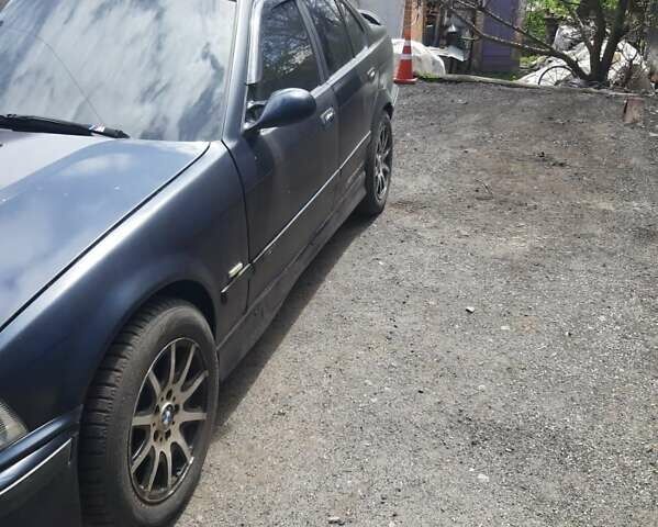 Синій БМВ 3 Серія, об'ємом двигуна 1.8 л та пробігом 357 тис. км за 3300 $, фото 2 на Automoto.ua