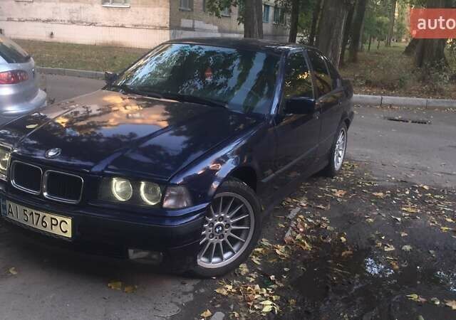 Синий БМВ 3 Серия, объемом двигателя 1.8 л и пробегом 438 тыс. км за 3000 $, фото 3 на Automoto.ua