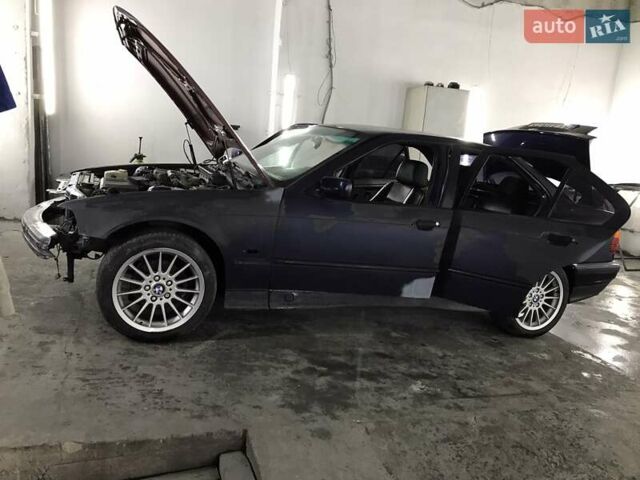 Синий БМВ 3 Серия, объемом двигателя 1.8 л и пробегом 438 тыс. км за 3000 $, фото 10 на Automoto.ua