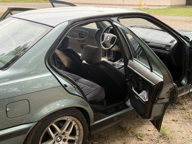 Синий БМВ 3 Серия, объемом двигателя 2 л и пробегом 280 тыс. км за 2500 $, фото 2 на Automoto.ua