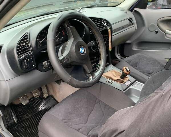 Синій БМВ 3 Серія, об'ємом двигуна 1.8 л та пробігом 222 тис. км за 2500 $, фото 4 на Automoto.ua
