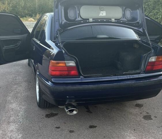 Синий БМВ 3 Серия, объемом двигателя 1.8 л и пробегом 400 тыс. км за 3000 $, фото 16 на Automoto.ua