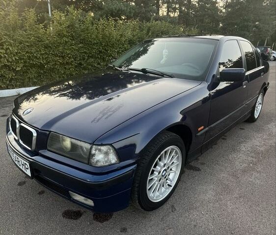 Синий БМВ 3 Серия, объемом двигателя 1.8 л и пробегом 400 тыс. км за 3000 $, фото 6 на Automoto.ua