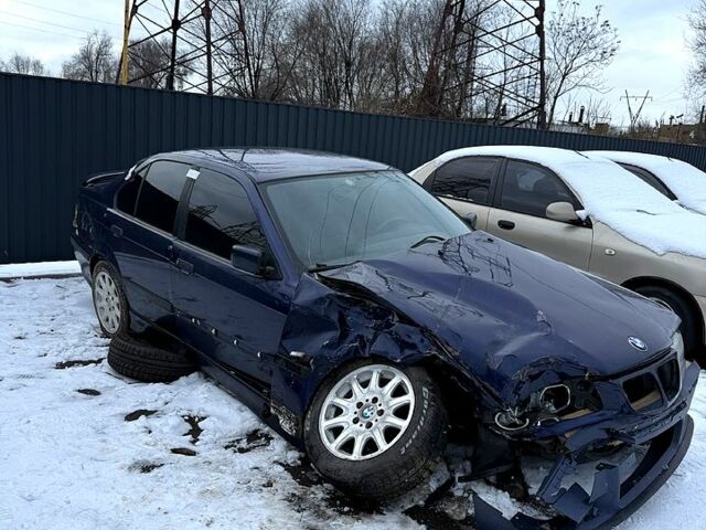 Синий БМВ 3 Серия, объемом двигателя 2 л и пробегом 300 тыс. км за 999 $, фото 5 на Automoto.ua