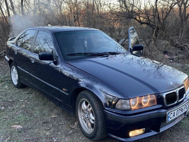 Синий БМВ 3 Серия, объемом двигателя 1.8 л и пробегом 300 тыс. км за 2800 $, фото 4 на Automoto.ua