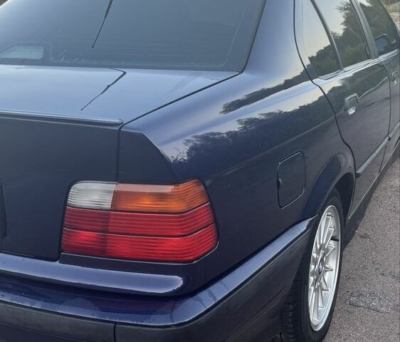 Синий БМВ 3 Серия, объемом двигателя 1.8 л и пробегом 400 тыс. км за 3000 $, фото 8 на Automoto.ua