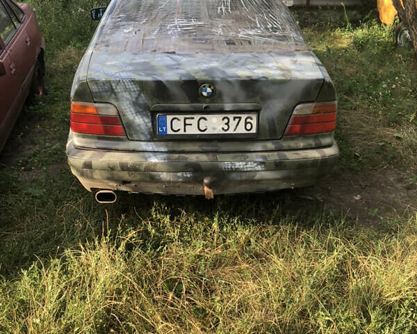 Синий БМВ 3 Серия, объемом двигателя 1.8 л и пробегом 250 тыс. км за 900 $, фото 1 на Automoto.ua