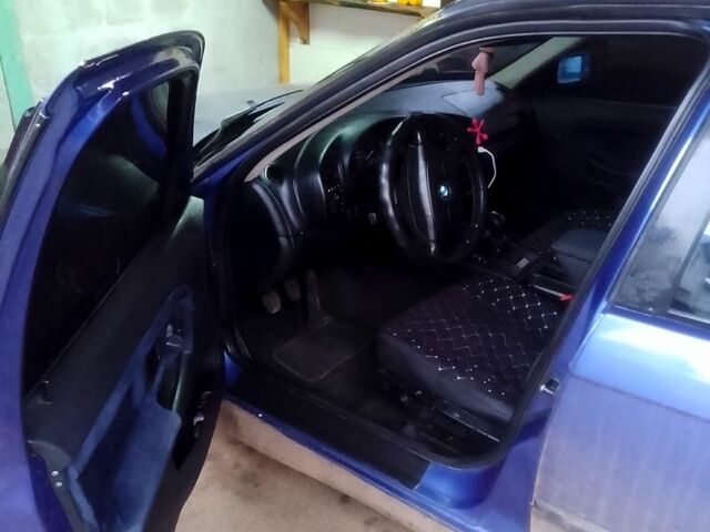 Синий БМВ 3 Серия, объемом двигателя 1.8 л и пробегом 300 тыс. км за 3500 $, фото 3 на Automoto.ua