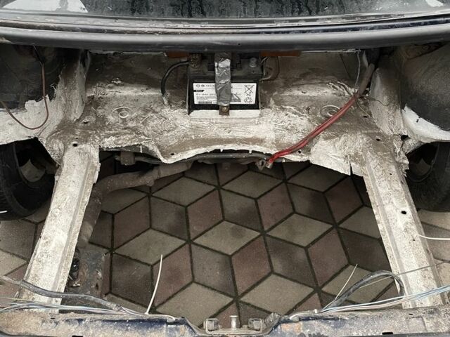 Синий БМВ 3 Серия, объемом двигателя 2.5 л и пробегом 250 тыс. км за 3200 $, фото 4 на Automoto.ua