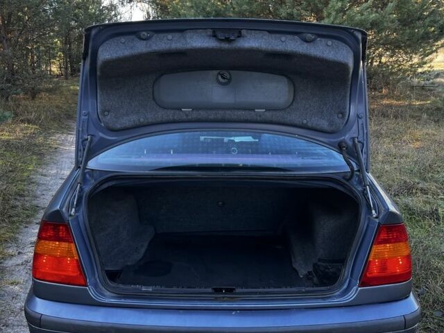 Синій БМВ 3 Серія, об'ємом двигуна 2 л та пробігом 400 тис. км за 1900 $, фото 6 на Automoto.ua