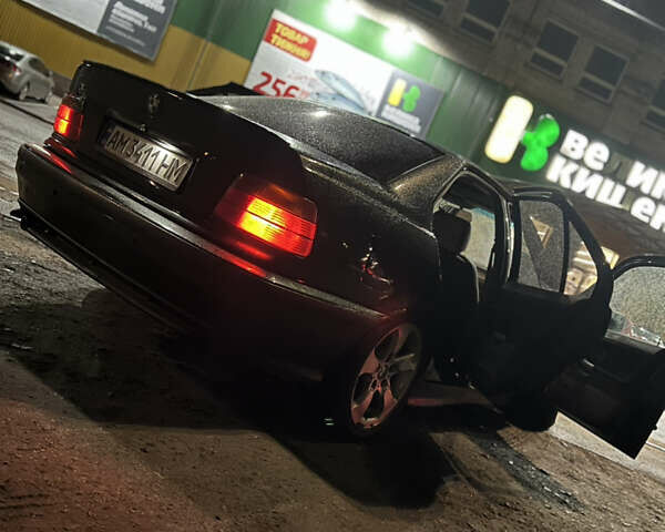 Зеленый БМВ 3 Серия, объемом двигателя 2 л и пробегом 200 тыс. км за 2400 $, фото 3 на Automoto.ua