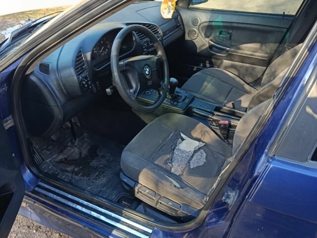 Синий БМВ 320, объемом двигателя 2 л и пробегом 300 тыс. км за 1850 $, фото 5 на Automoto.ua