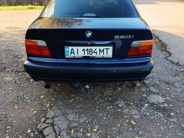 Синий БМВ 320, объемом двигателя 2 л и пробегом 300 тыс. км за 1850 $, фото 3 на Automoto.ua