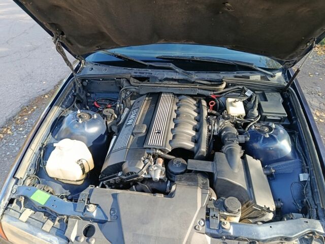 Синий БМВ 320, объемом двигателя 2 л и пробегом 300 тыс. км за 1850 $, фото 7 на Automoto.ua