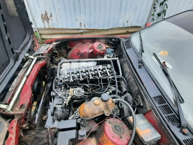 Красный БМВ 324, объемом двигателя 2.4 л и пробегом 205 тыс. км за 473 $, фото 6 на Automoto.ua