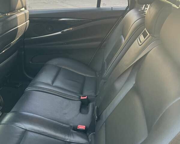 Серый БМВ 5 Серия ГТ, объемом двигателя 2.98 л и пробегом 205 тыс. км за 12000 $, фото 20 на Automoto.ua