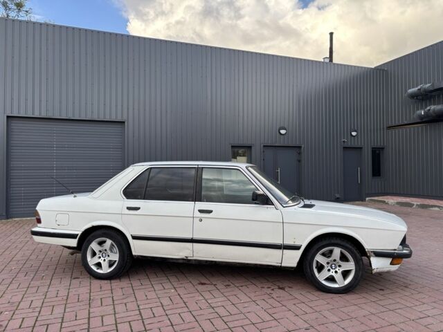 Белый БМВ 5 Серия, объемом двигателя 2.5 л и пробегом 350 тыс. км за 1300 $, фото 2 на Automoto.ua