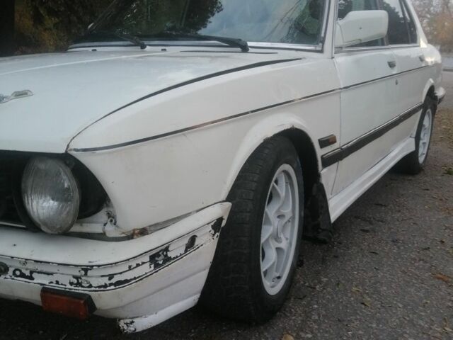 Белый БМВ 5 Серия, объемом двигателя 1.8 л и пробегом 200 тыс. км за 1000 $, фото 3 на Automoto.ua