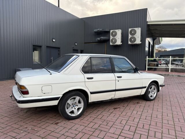 Белый БМВ 5 Серия, объемом двигателя 2.5 л и пробегом 350 тыс. км за 1300 $, фото 6 на Automoto.ua