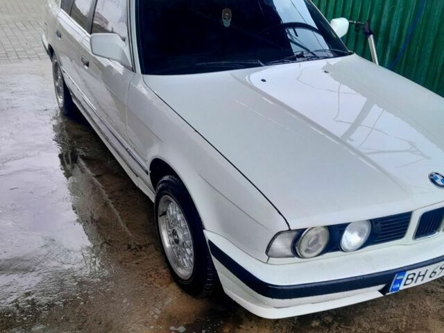 Белый БМВ 5 Серия, объемом двигателя 3.4 л и пробегом 200 тыс. км за 2700 $, фото 1 на Automoto.ua