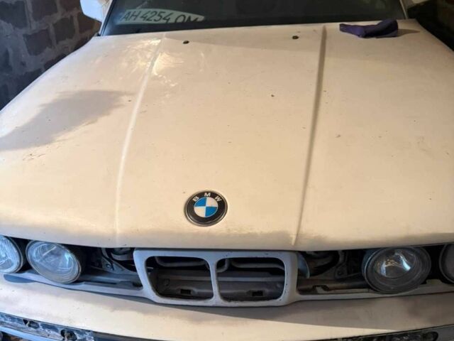 Белый БМВ 5 Серия, объемом двигателя 2 л и пробегом 300 тыс. км за 947 $, фото 1 на Automoto.ua