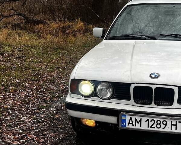 Белый БМВ 5 Серия, объемом двигателя 3.5 л и пробегом 440 тыс. км за 1800 $, фото 5 на Automoto.ua