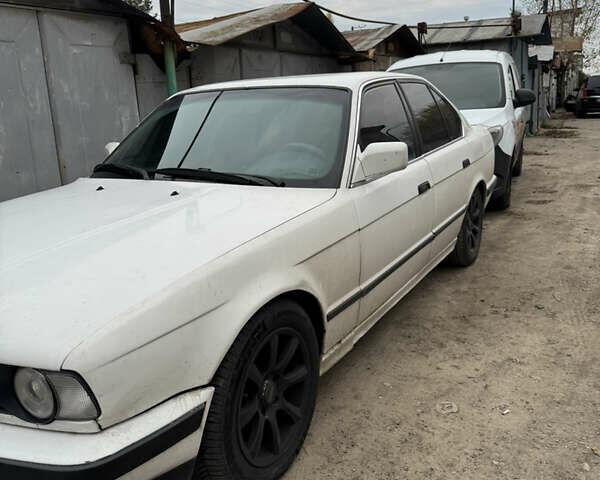 Белый БМВ 5 Серия, объемом двигателя 2 л и пробегом 370 тыс. км за 2500 $, фото 1 на Automoto.ua