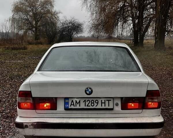 Белый БМВ 5 Серия, объемом двигателя 3.5 л и пробегом 440 тыс. км за 1800 $, фото 1 на Automoto.ua