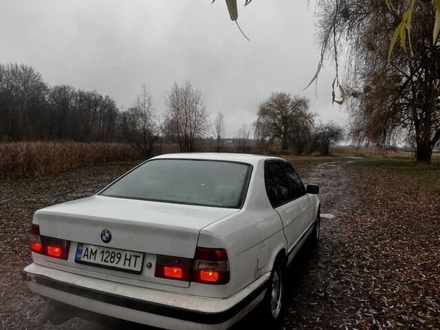 Белый БМВ 5 Серия, объемом двигателя 3.5 л и пробегом 440 тыс. км за 1800 $, фото 3 на Automoto.ua