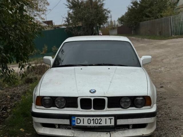 Белый БМВ 5 Серия, объемом двигателя 2 л и пробегом 3 тыс. км за 1300 $, фото 1 на Automoto.ua