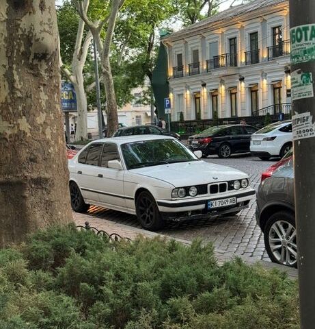 Белый БМВ 5 Серия, объемом двигателя 2.5 л и пробегом 370 тыс. км за 2500 $, фото 1 на Automoto.ua