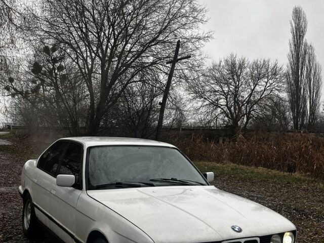 Белый БМВ 5 Серия, объемом двигателя 3.5 л и пробегом 440 тыс. км за 1800 $, фото 1 на Automoto.ua