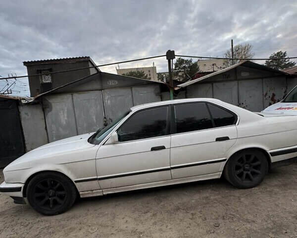 Белый БМВ 5 Серия, объемом двигателя 2 л и пробегом 370 тыс. км за 2500 $, фото 2 на Automoto.ua